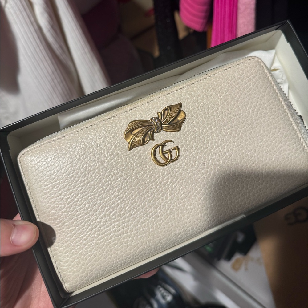 White GUCCI wallet